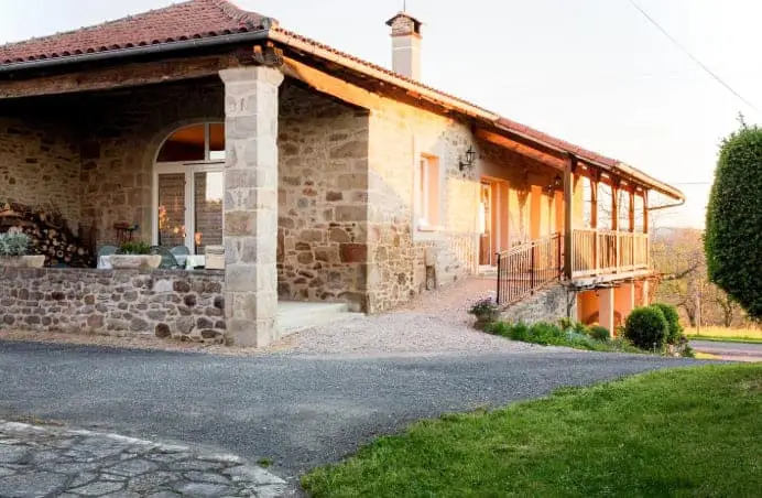 Façade d'Une maison avec architecture ancienne.