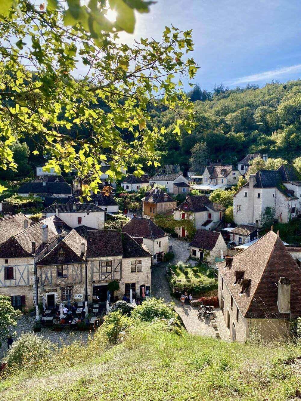 Vue sur le village de Saint-Cirq-Lapopie.